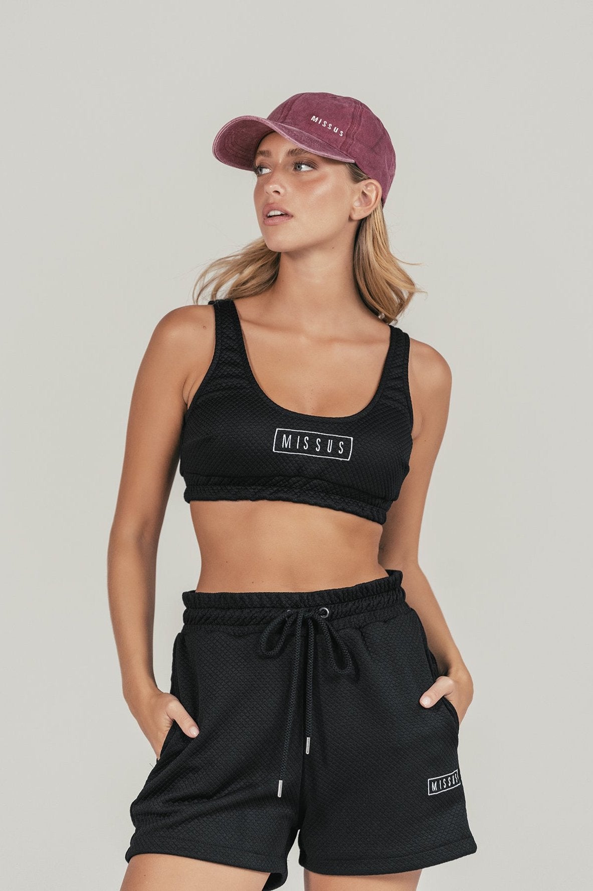 CROP TOP CHÁNDAL ACOLCHADO NEGRO